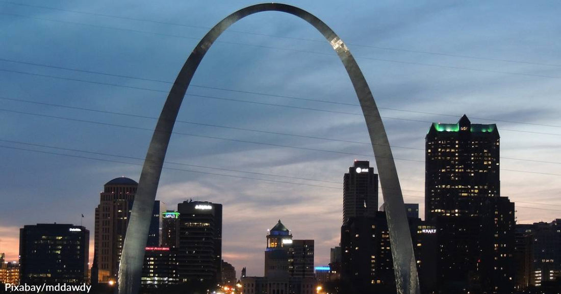 St. Louis's Gateway Arch Turns Off Lights in May for Migrating Birds