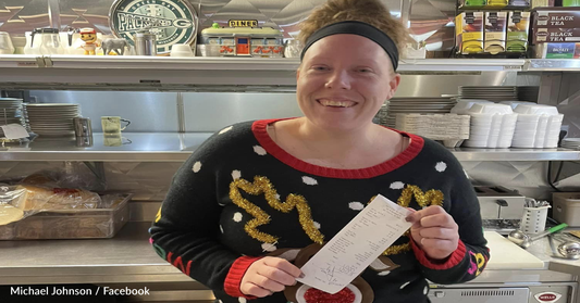 Waitress Called In To Work On Christmas Day Gets A Sweet Surprise From A Customer